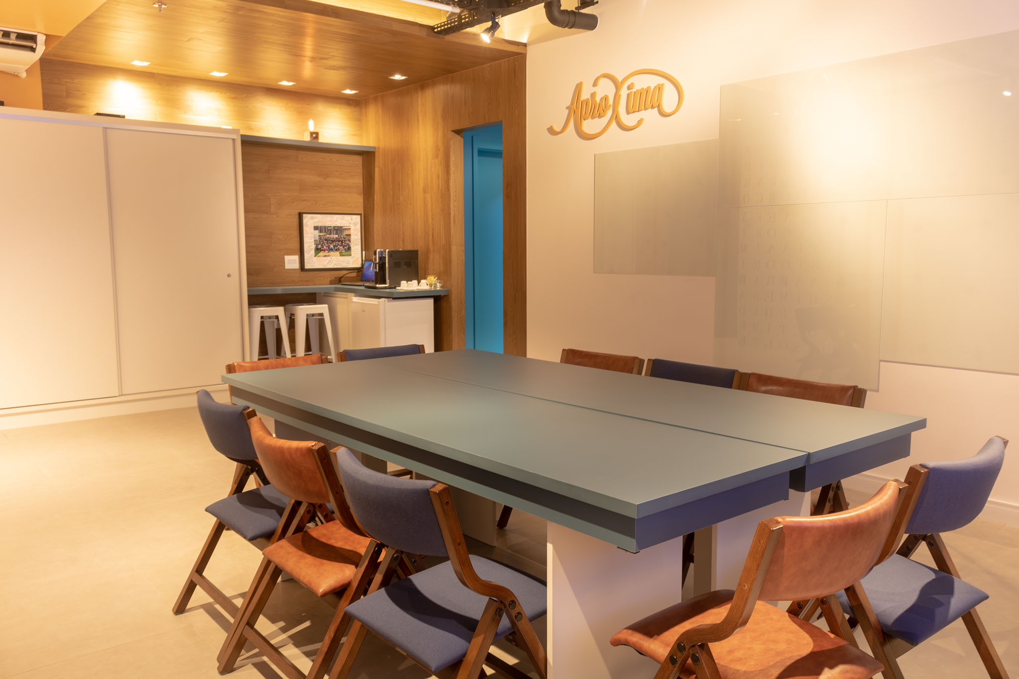 Espaço configurado para reunião corporativa no Aproxima Hub