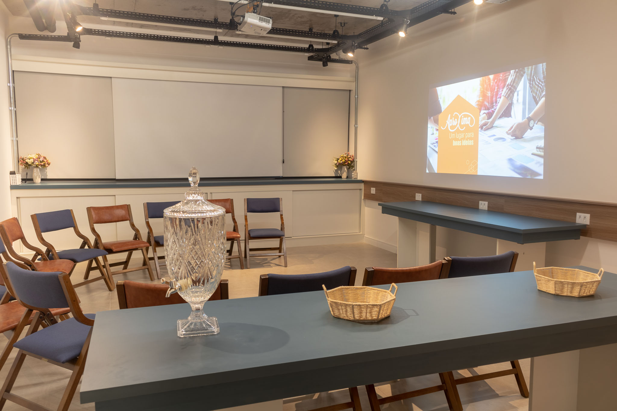 Equipamentos audiovisuais e tecnologia do Aproxima Hub