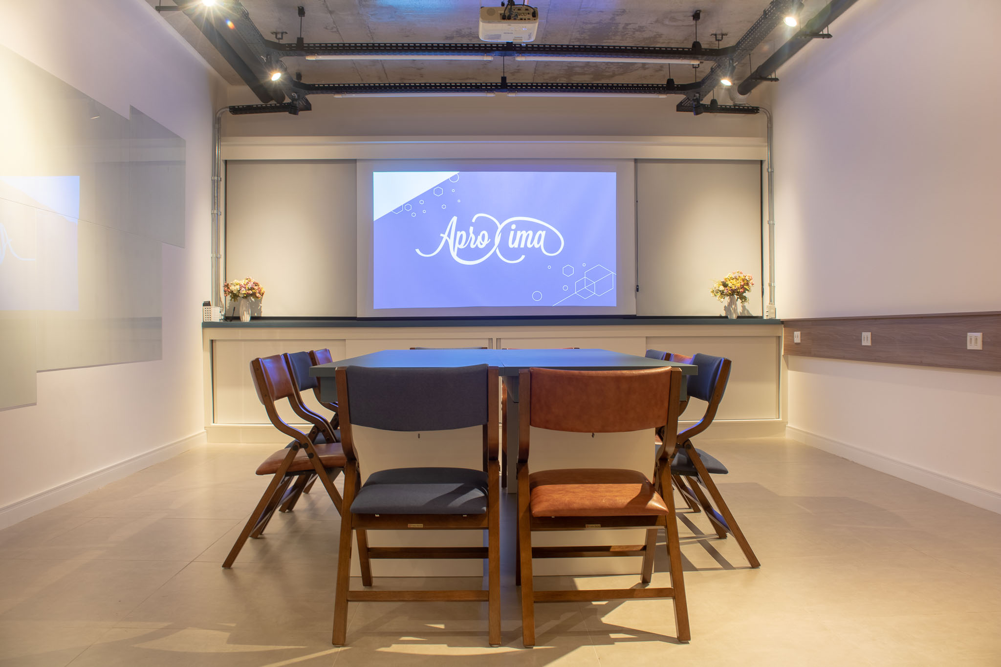 Sala principal do Aproxima Hub preparada para reunião em Piracicaba