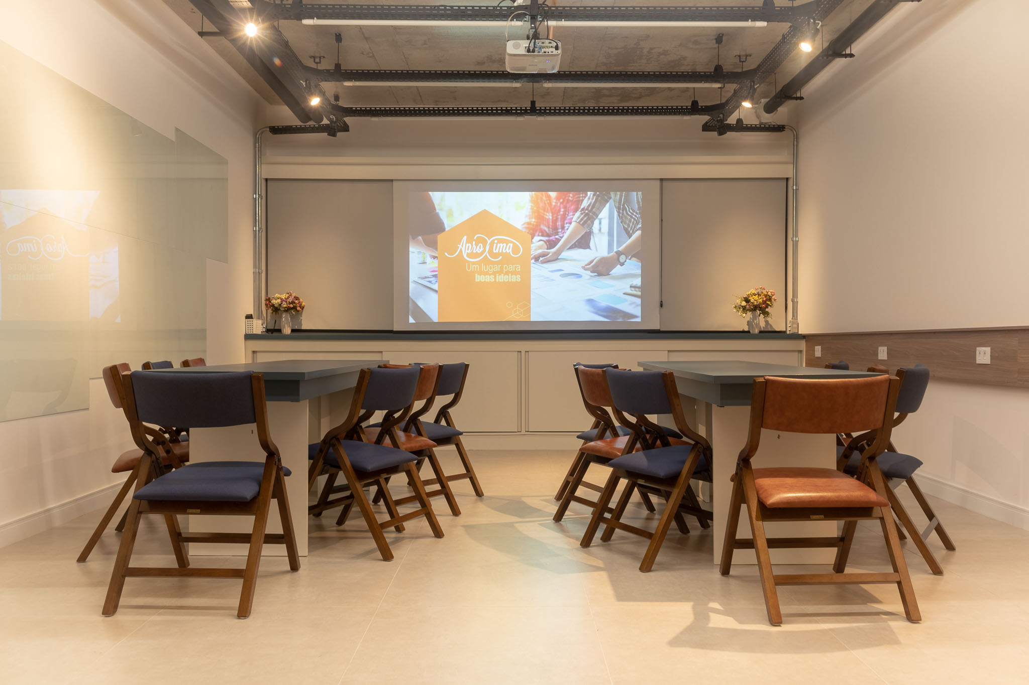 Sala do Aproxima Hub em diferentes layouts para eventos e treinamentos